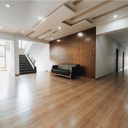 טרימבאק Hotel Krushna Inn מראה חיצוני תמונה