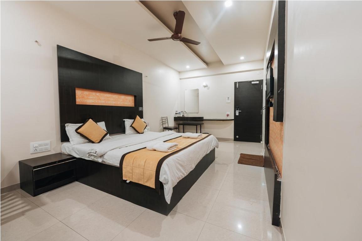 טרימבאק Hotel Krushna Inn מראה חיצוני תמונה