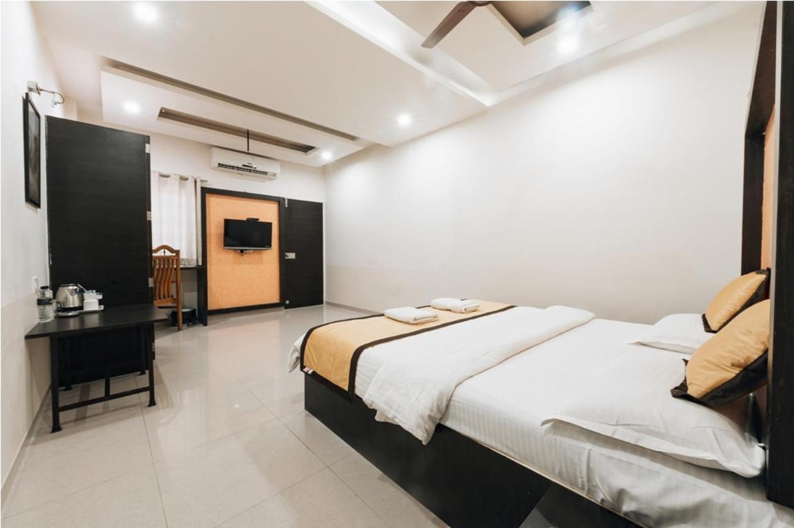 טרימבאק Hotel Krushna Inn מראה חיצוני תמונה